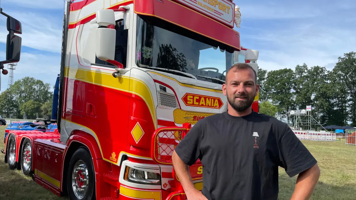 Tom Haensgen (33), LKW Fahrer, vor seinem Truck