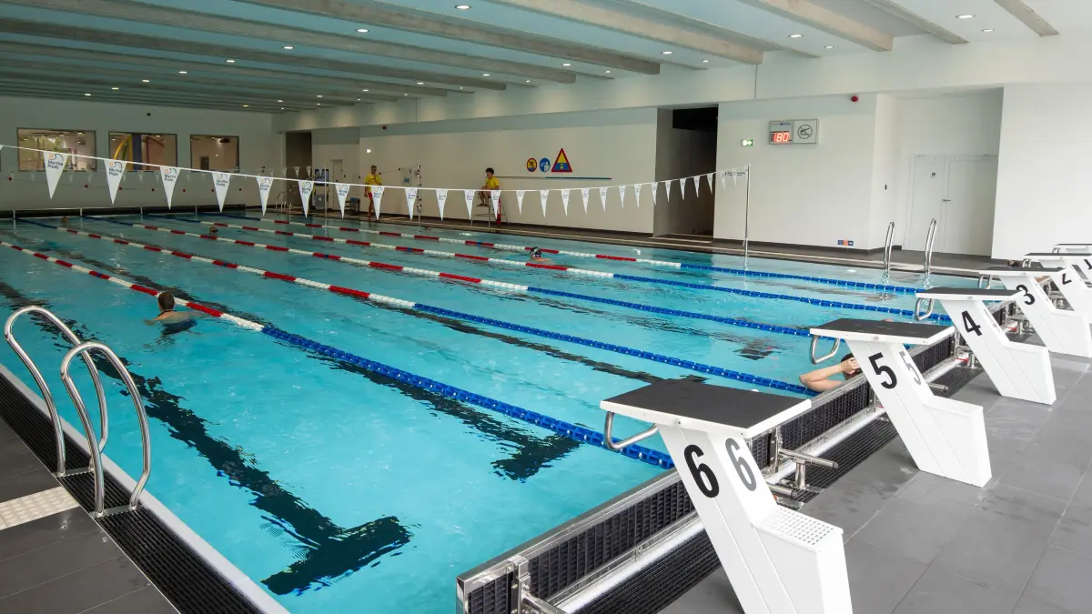 Die Wasserfabrik ist ein riesiger Schwimmbad- und Bildungskomplex, der im Zentrum von Stettin errichtet wurde. Ein Ausflug lohnt sich nicht nur in den Ferien.