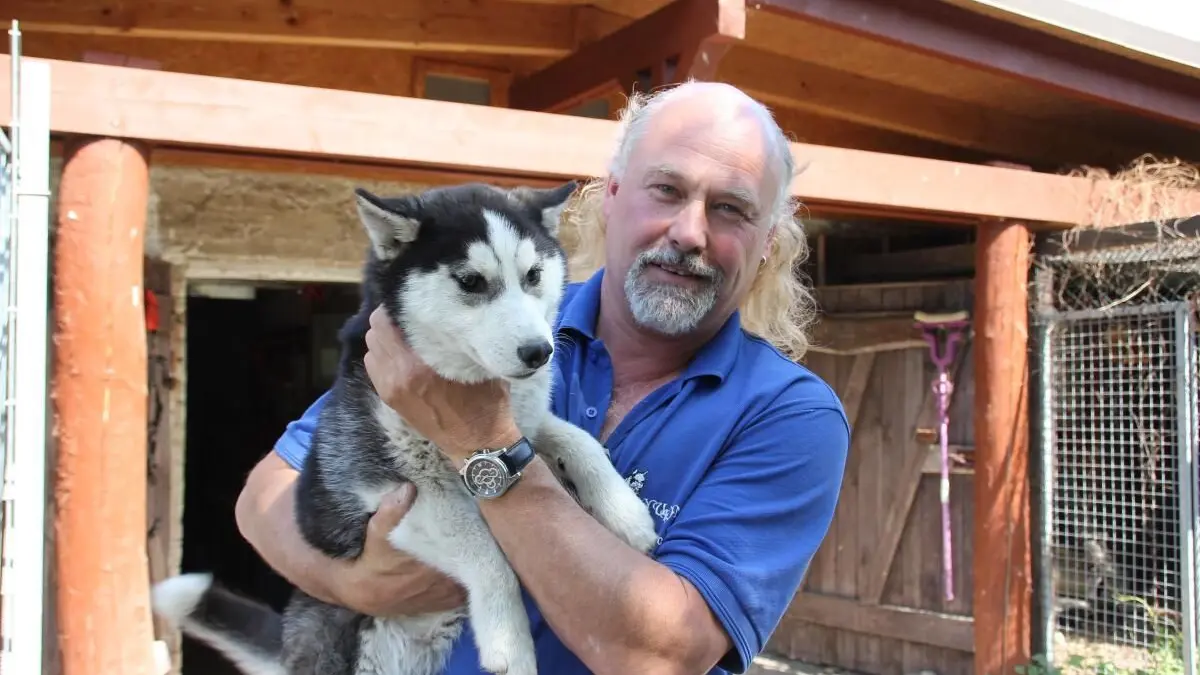 Ralf Hewelcke aus Hohenbruch ist Husky-Experte (Foto aus dem Jahr 2018). Er hat auch die Organisation "Nordische in Not" gegründet. In Hohenbruch betreibt er einen Wildtierpark und eine Hundepension.