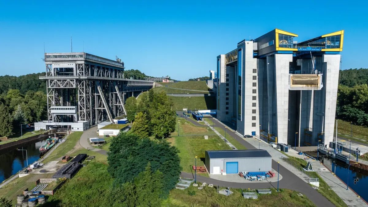 Tag der Industriekultur in Brandenburg: 10.08.2024, Brandenburg, Cottbus: Blick auf das alte (l) und das neue Schiffshebewerk Niederfinow (Luftaufnahme mit einer Drohne). Am östlichen Ende des Oder-Havel-Kanals wird hier ein Höhenunterschied von 36 Metern überwunden. Mit einem ganztägigen Fest wird heute das 90. Betriebsjubiläum des Schiffshebewerkes Niederfinow gefeiert. Gleichzeitig findet der vom «Touristischen Netzwerk Industriekultur Brandenburg» und vom «Museumsverband des Landes Brandenburg» organisierte Tag der Industriekultur in Brandenburg statt. Foto: Frank Hammerschmidt/dpa +++ dpa-Bildfunk +++