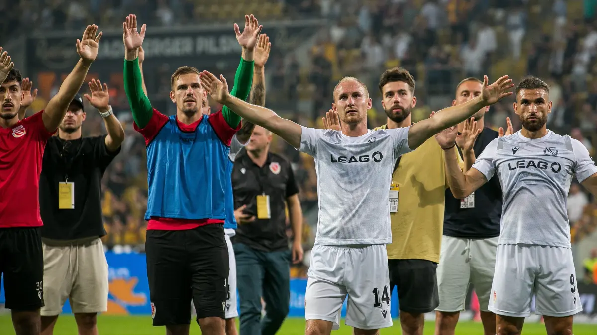3. Liga - 2024/2025 - SG Dynamo Dresden vs. FC Energie Cottbus: Dresden, Deutschland 09. August 2024:
3. Liga - 2024/2025 - SG Dynamo Dresden vs. FC Energie Cottbus
Im Bild: die Mannschaft von Energie Cottbus bedankt sich den Fans, v.l. Torhueter Karl Pischon (Energie Cottbus), Maximilian Oesterhelweg (Energie Cottbus), Torhueter Alexander Sebald (Energie Cottbus), Tobias Hasse (Energie Cottbus), Dominik Pelivan (Energie Cottbus), Dennis Slamar (Energie Cottbus) und Romarjo Hajrulla (Energie Cottbus)
/// DFB regulations prohibit any use of photographs as image sequences and/or quasi-video. ///