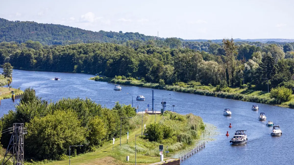 Tag der Industriekultur in Brandenburg: 10.08.2024, Brandenburg, Cottbus: Schiffe fahren zum Schiffshebewerk Niederfinow. Am östlichen Ende des Oder-Havel-Kanals wird hier ein Höhenunterschied von 36 Metern überwunden. Mit einem ganztägigen Fest wird am Samstag, 10.08.2024 das 90. Betriebsjubiläum des Schiffshebewerkes Niederfinow gefeiert. Gleichzeitig findet der vom «Touristischen Netzwerk Industriekultur Brandenburg» und vom «Museumsverband des Landes Brandenburg» organisierte Tag der Industriekultur in Brandenburg statt. Foto: Frank Hammerschmidt/dpa +++ dpa-Bildfunk +++
