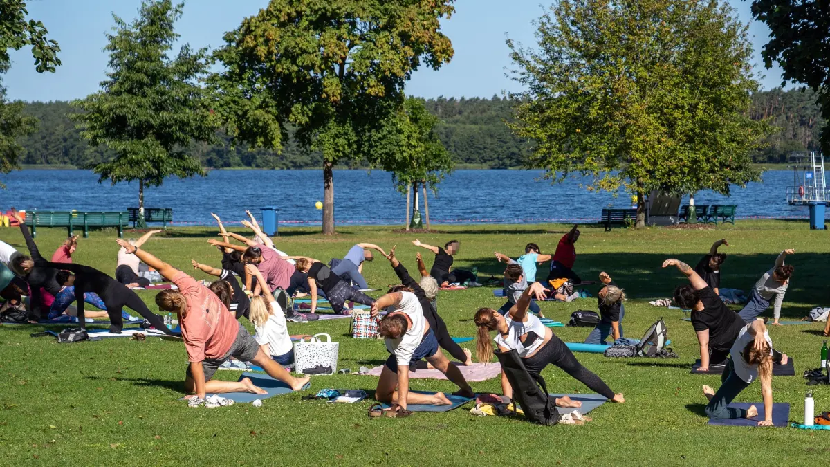 Yoga-Kurs : Am Samstag gab es den ersten kostenlosen Yoga-Kurs im Strandbad Wolletzsee