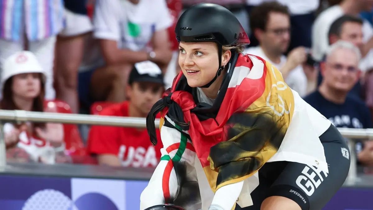 Paris 2024 - Radsport: 11.08.2024, Frankreich, Saint-Quentin-En-Yvelines: Olympia, Paris 2024, Radsport, Bahn, Sprint, Frauen, Finale, Lea Sophie Friedrich aus Deutschland jubelt nach Rennen über Silber. Foto: Jan Woitas/dpa +++ dpa-Bildfunk +++