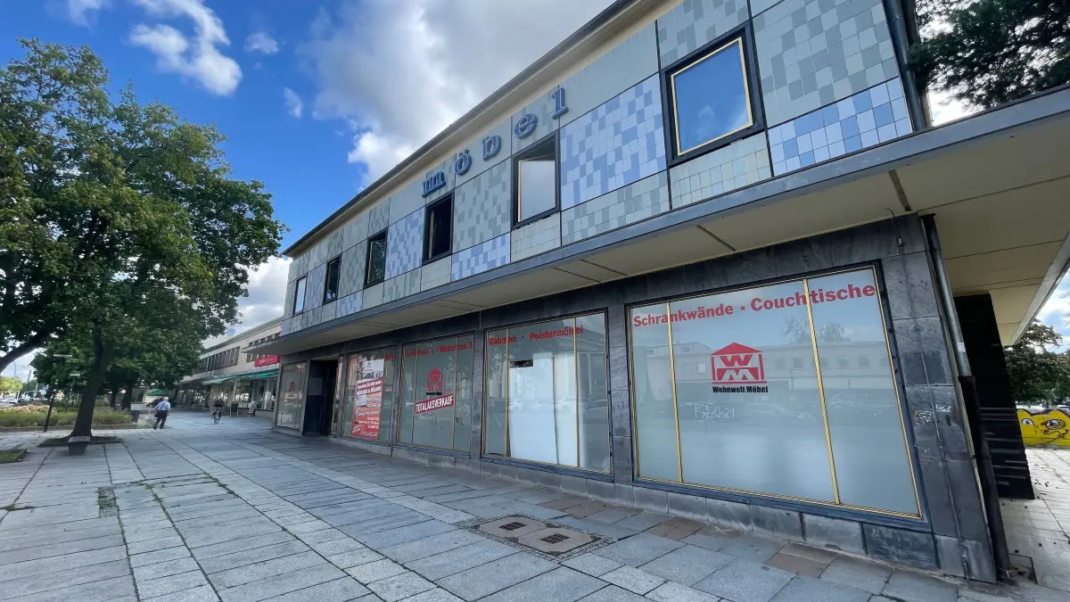 Offene Fenster im ehemaligen Möbelkaufhaus in der Lindenallee deuten darauf hin, dass im Gebäude Betrieb ist. Doch die derzeitige Nutzung ist wohl illegal.