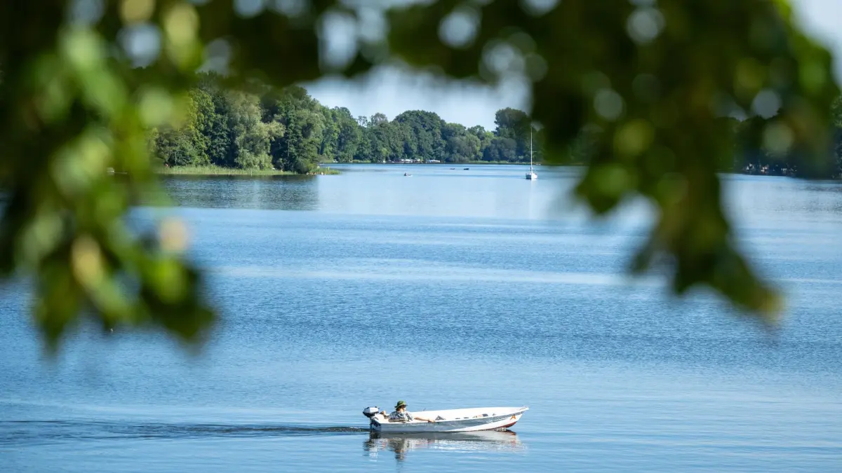 Sommerliches Wetter in Neuruppin: 12.08.2024, Brandenburg, Neuruppin: Ein kleines Motorboot fährt beim sonnigen Wetter über den Ruppiner See. Foto: Monika Skolimowska/dpa - Honorarfrei nur für Bezieher des Dienstes ZB-Funkregio Ost +++ ZB-FUNKREGIO OST +++