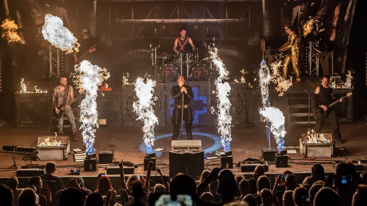 Feuerengel: Schwedt, 13.08.2022: Die Rammstein-Tribute-Band Feuerengel garantiert seit Jahren für ein volles Haus. 750 treue aber auch neue Fans erlebten am Sonnabendabend auf der Odertalbühne in Schwedt die sechs Vollblutmusiker, die sich mit Haut und Haar, Flammenwerfer und Funkenregen ihrem Vorbild Rammstein verschrieben haben. Immer mit dem Ziel, gemeinsam mit den eigenen Pyrotechnikern eine nahezu perfekte Illusion zu schaffen, auch fernab von TV-Kameras und medialer Öffentlichkeit.