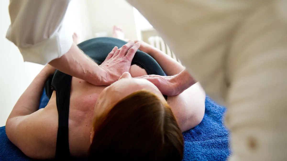 Praxis für Osteopathie - Behandlung einer Patientin: ARCHIV - Seriöse Osteopathen machen keine Heilversprechen und bieten keine Behandlungspakete zum Vorab-Kauf an. (zu dpa: «Besuch beim Osteopathen: Das sollten Sie vorher wissen») Foto: Franziska Gabbert/dpa-mag - Honorarfrei nur für Bezieher des Dienstes dpa-Magazin +++ dpa-Magazin +++