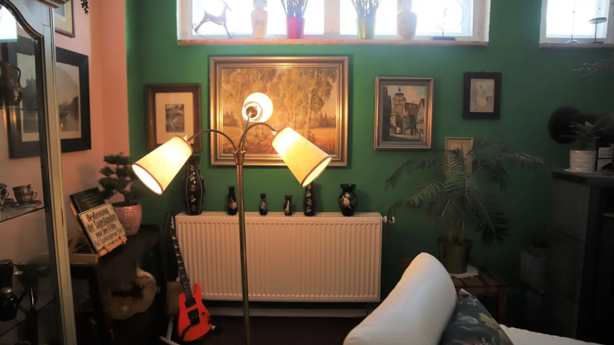Kaffee und Kuchen zwischen Antiquitäten: das war das Konzept des Galerie-Café "Das Wohnzimmer" in Goyatz.