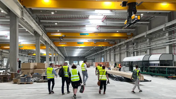 Produktionsstart – Bürokratie und Krisen hemmen Baubranche