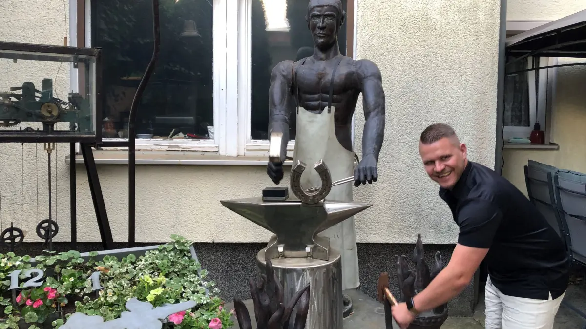 Paul Schwuchow führt die traditionelle Handwerkskunst in der Schmiede seines Vaters Wilfried Schwuchow weiter.