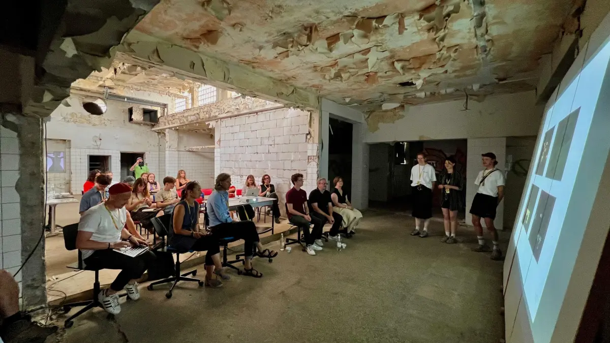 Studenten und Studentinnen der Architektur beschäftigen sich im Hotel Lunik mit Ideen zur Zukunft der Stadt. Die Ergebnisse werden öffentlich präsentiert.