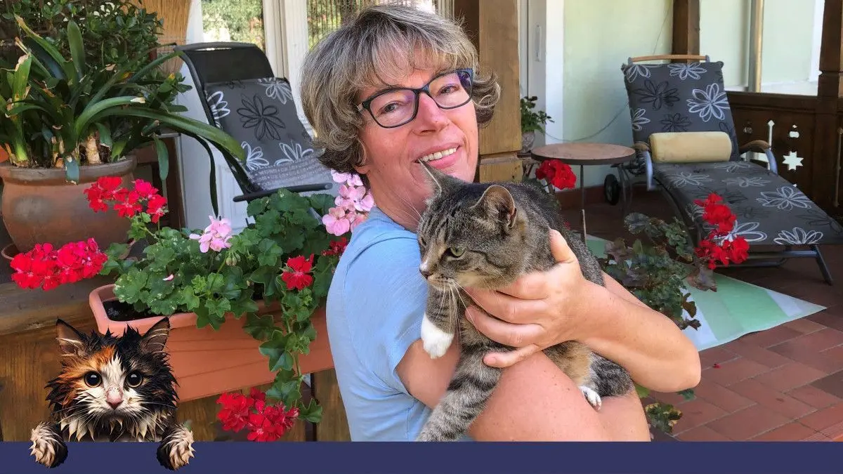 Liebenswerte Freigängerin: Steffi Krause mit ihrer Mimi, die im Sommer nur selten Zuhause und fast immer unterwegs ist.