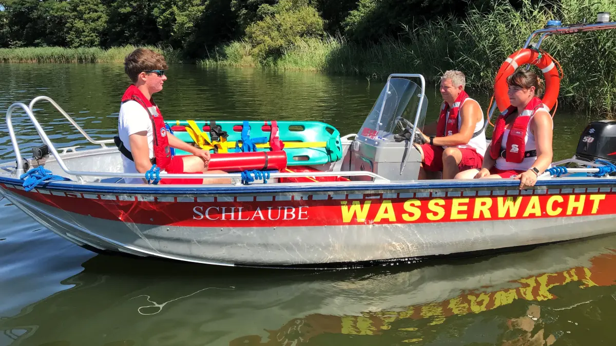 Müllrose. Freibad Großer Müllroser See. Boot der DRK-Wasserwacht. Ole Piper (Wasserwacht EIH), Ronny Kersten und Sandra Schmidt (beide Müllrose). 13.08.2024 Foto: Frank Groneberg