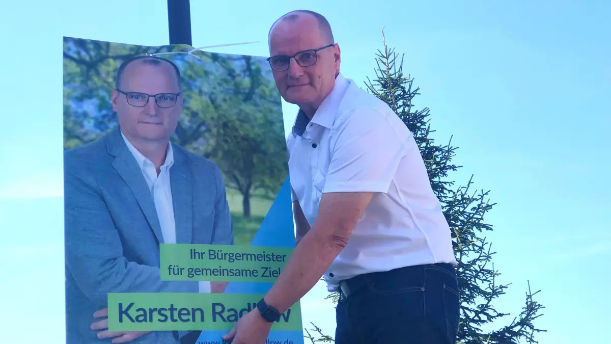 Das erste Wahlplakat für seine Kandidatur zum Bürgermeister von Tauche hat Karsten Radlow an einer Laterne vor der Verwaltung aufgehängt.