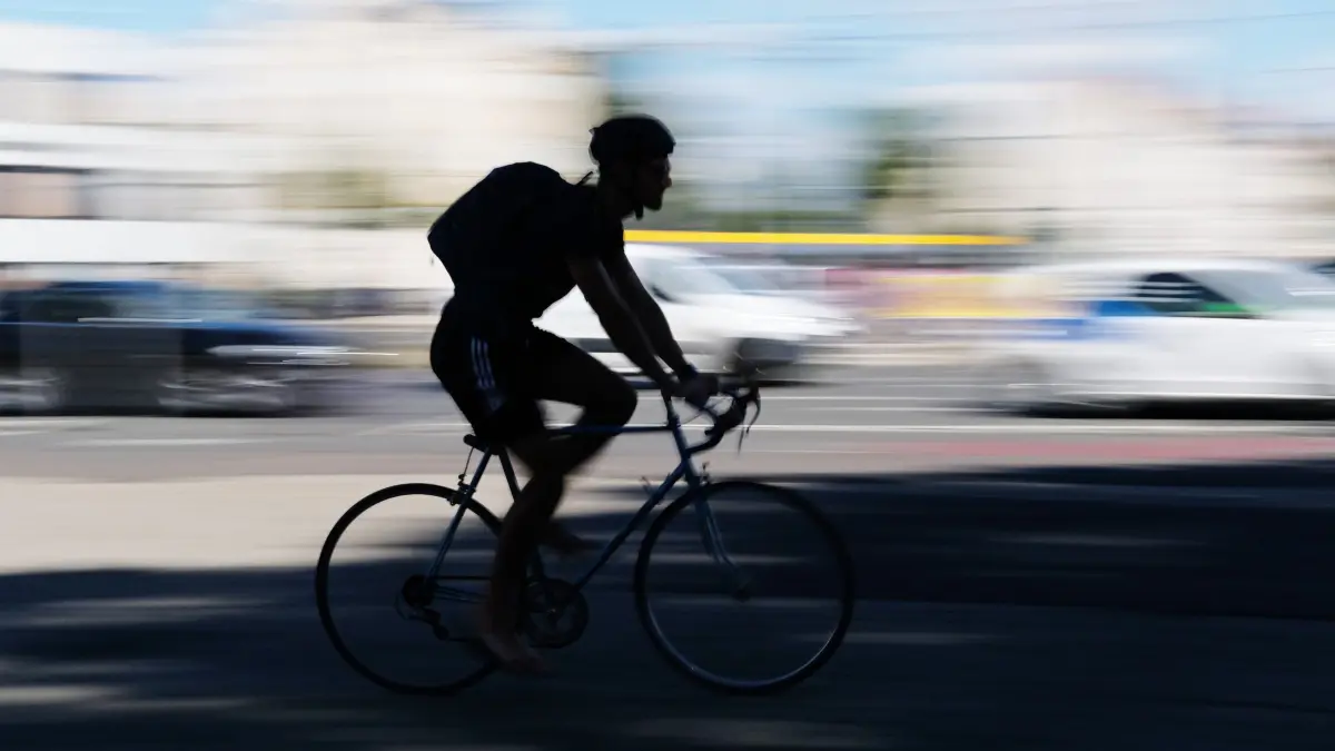 Radfahrer auf einem Rennrad: ARCHIV - Gerade im Stadtverkehr ist der Kopf beim Radfahren besser immer oben und der Blick nach vorn gerichtet. (zu dpa: «Schuldfrage: Radler fährt mit gesenktem Kopf in ein Auto») Foto: Sebastian Willnow/dpa/dpa-mag - Honorarfrei nur für Bezieher des Dienstes dpa-Magazin +++ dpa-Magazin +++