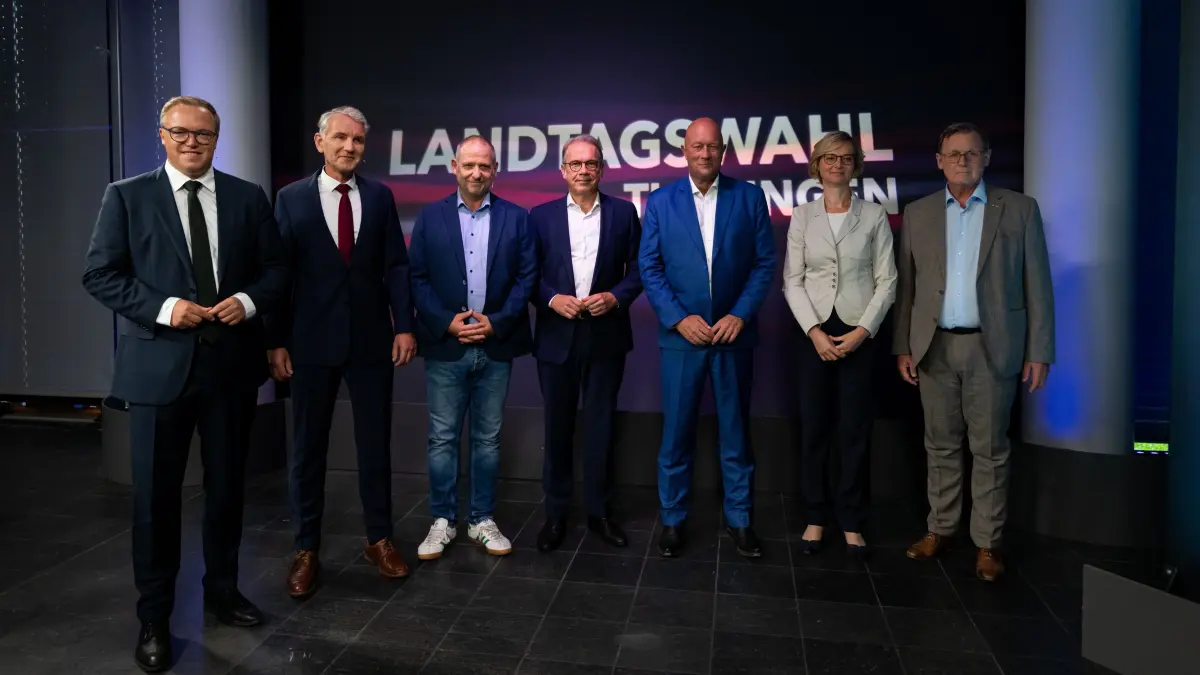 Die Spitzenkandidaten zur Landtagswahl in Thüringen nehmen an der MDR-Sendung "Fakt ist!" teil: Der Spitzenkandidat und Landesvorsitzender der CDU Thüringen, Mario Voigt (l-r), der Spitzenkandidat und Landesvorsitzender der AfD Thüringen, Björn Höcke, der Spitzenkandidat von Bündnis 90/Die Grünen, Bernhard Stengele, der Spitzenkandidat und Landesvorsitzender der SPD Thüringen, Georg Maier, der Spitzenkandidat und Landesvorsitzender der FDP Thüringen, Thomas Kemmerich, die Spitzenkandidatin und Landesvorsitzende des BSW, Katja Wolf, und der Thüringer Ministerpräsident und Spitzenkandidat der Partei DIE LINKE, Bodo Ramelow. +++ dpa-Bildfunk +++