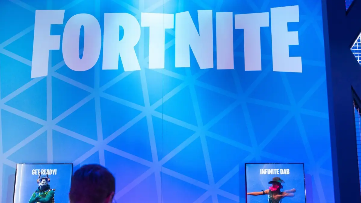 „Fortnite“: ARCHIV - 21.08.2019, Nordrhein-Westfalen, Köln: Besucher stehen auf der Spielemesse Gamescom an einem "Fortnite"-Stand an. (zu dpa: ««Fortnite» wieder zurück auf iPhones in der EU») Foto: Andrea Warnecke/dpa-tmn/dpa +++ dpa-Bildfunk +++