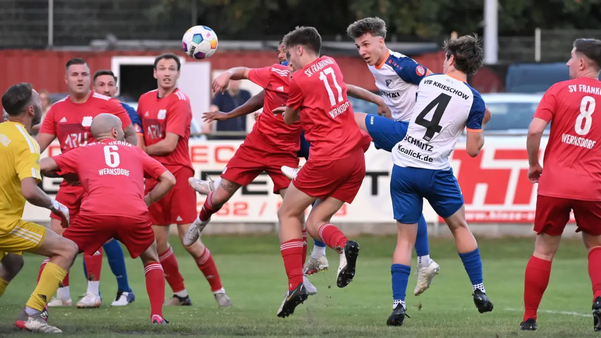 Fussball : Wernsdorf, Fussball Landespokal, Frankonia Wernsdorf - VfB Krieschow, Colin Raak mit Kopfball hier zwischen David Seppik 17 und Carter Virgil Schmitz 4
16.08.2024
FOTO BENK