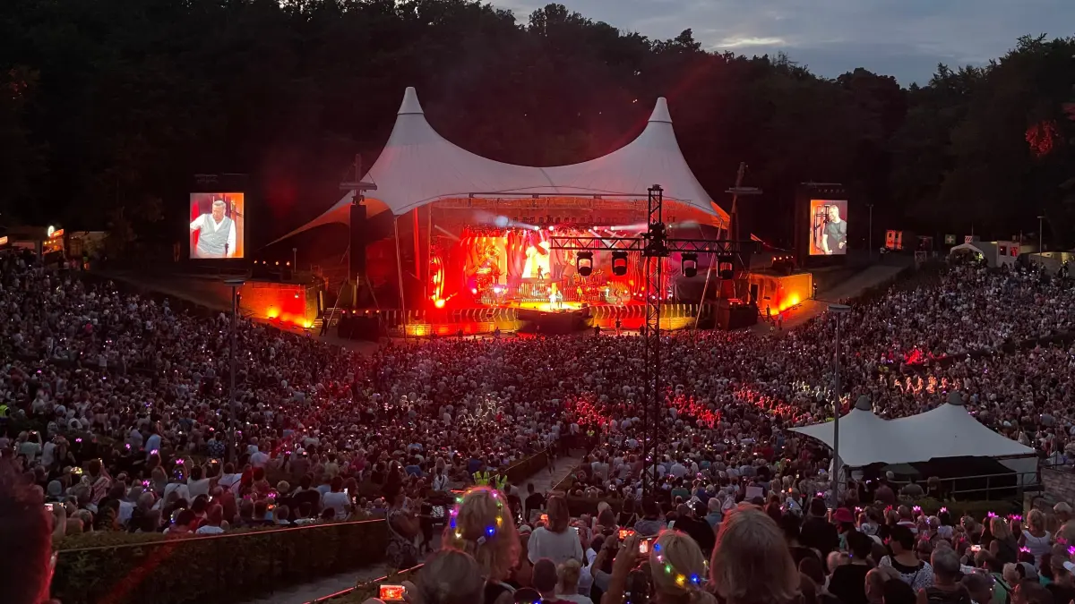 Roland Kaiser in der Waldbühne 2024 zu seinem 50. Jubiläum. Er performt gemeinsam mit Billy King