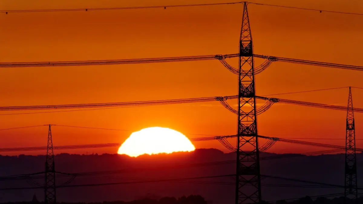 Stromleitungen: 16.08.2024, NA, Köln: Die Sonne geht am Morgen über Köln auf. (zu dpa: «Ministerium: Neues Gesetz für kritische Infrastruktur bald im Kabinett») Foto: Henning Kaiser/dpa +++ dpa-Bildfunk +++