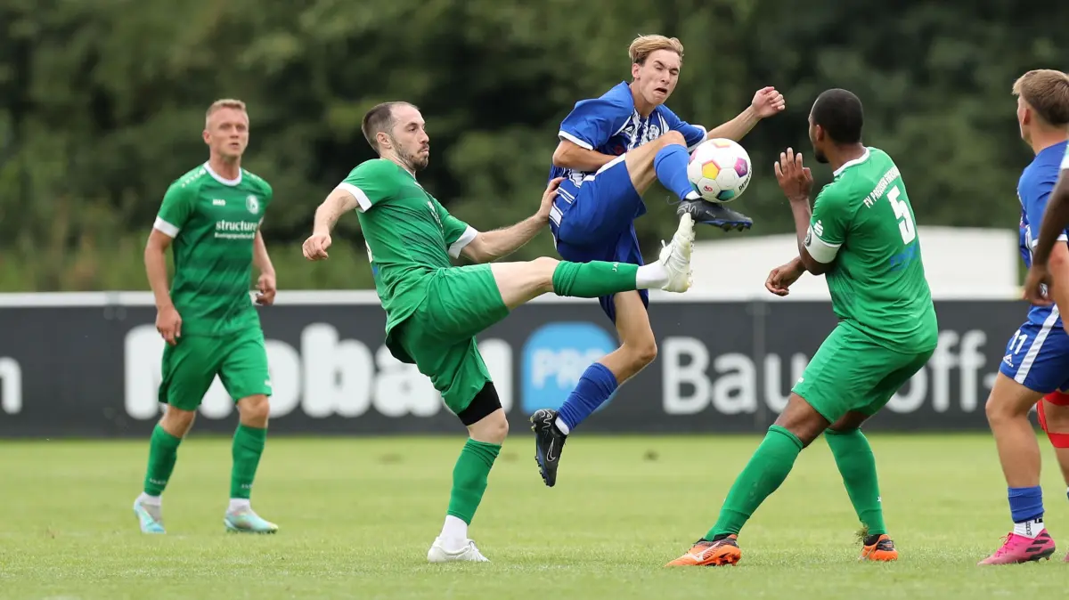 1. Runde Landespokal FSV Bernau - Preussen Eberswalde: Bernau, 17.08.24, 1. Runde Landespokal FSV Bernau - Preussen Eberswalde, der Bernauer Hannes Straub (in blau-wei?)und der Eberswalder Matthew Joseph Barsalona k?mpfen um den Ball, rechts Abwehrchef und Kapit?n Christian Amuri ist zur?ck aus seiner langen verletzung