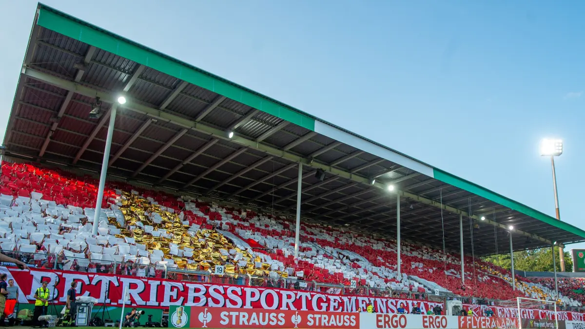 DFB-Pokal (1. Runde): Energie Cottbus - Werder Bremen 2024/25: Fußball, Herren, Saison 2024/2025, DFB-Pokal (1. Runde), FC Energie Cottbus - SV Werder Bremen, Fans von Cottbus mit Choreo, 19.08.2024, Foto: Sebastian Räppold / Matthias Koch