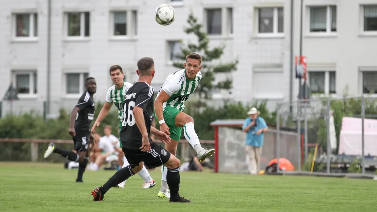 FC Schwedt - SV Eintracht Alt Ruppin: Schwedt, 17.08.2024: Brandenburgpokal, FC Schwedt - SV Eintracht Alt Ruppin, Vincent Lipp behauptet sich gegen Marcel Freitag