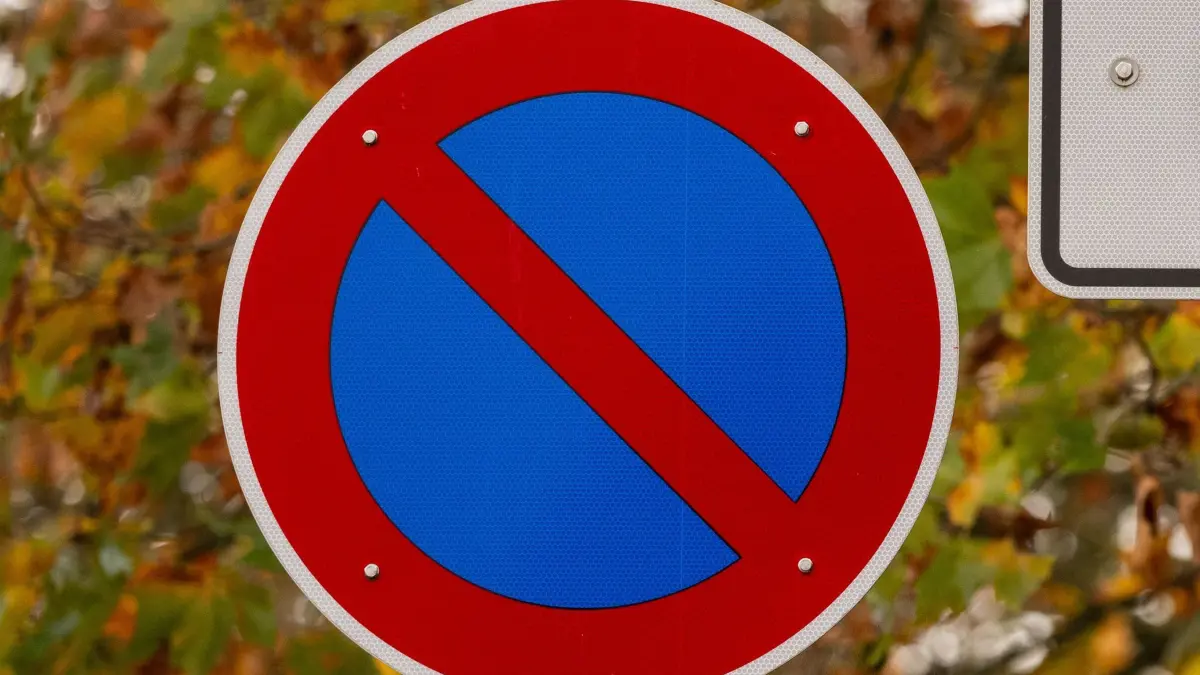Schild „Eingeschränktes Haltverbot“