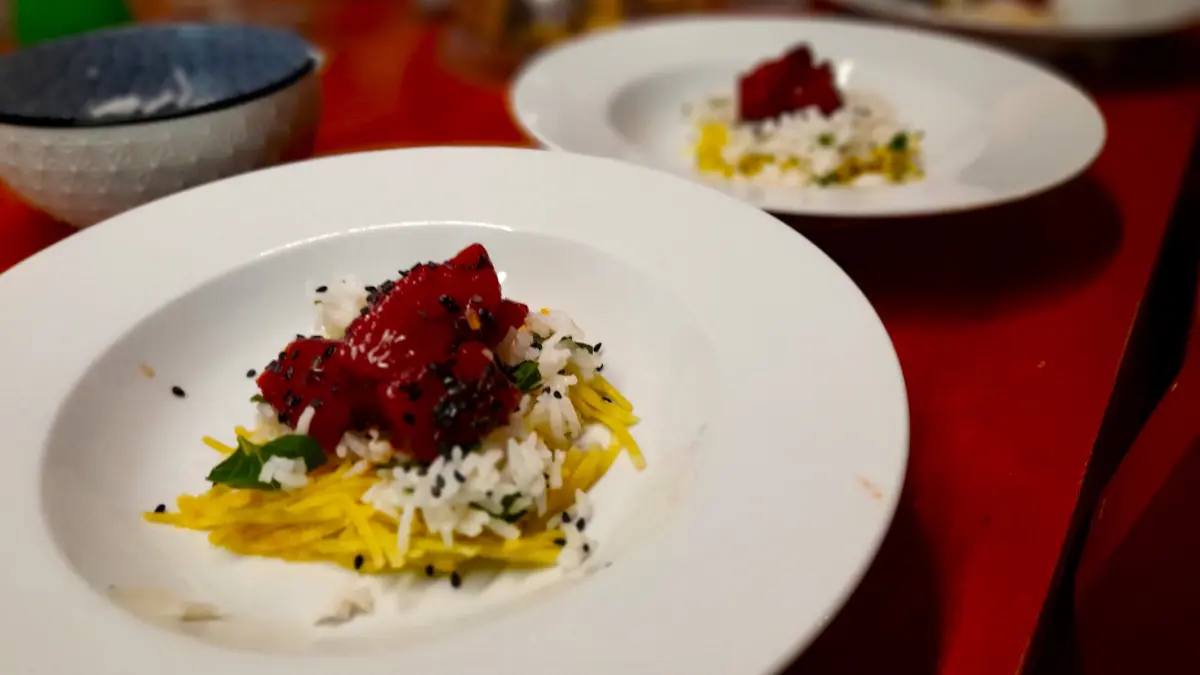 Was aussieht und schmeckt wie roher Tunfisch, ist ein vegetarisches Rezept aus Wassermelone.