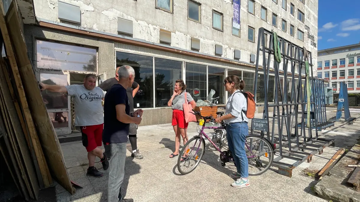 Die zwei Rad-Touristinnen aus Berlin waren mit die ersten, die die Veränderung am Hotel Lunik wahrgenommen haben.