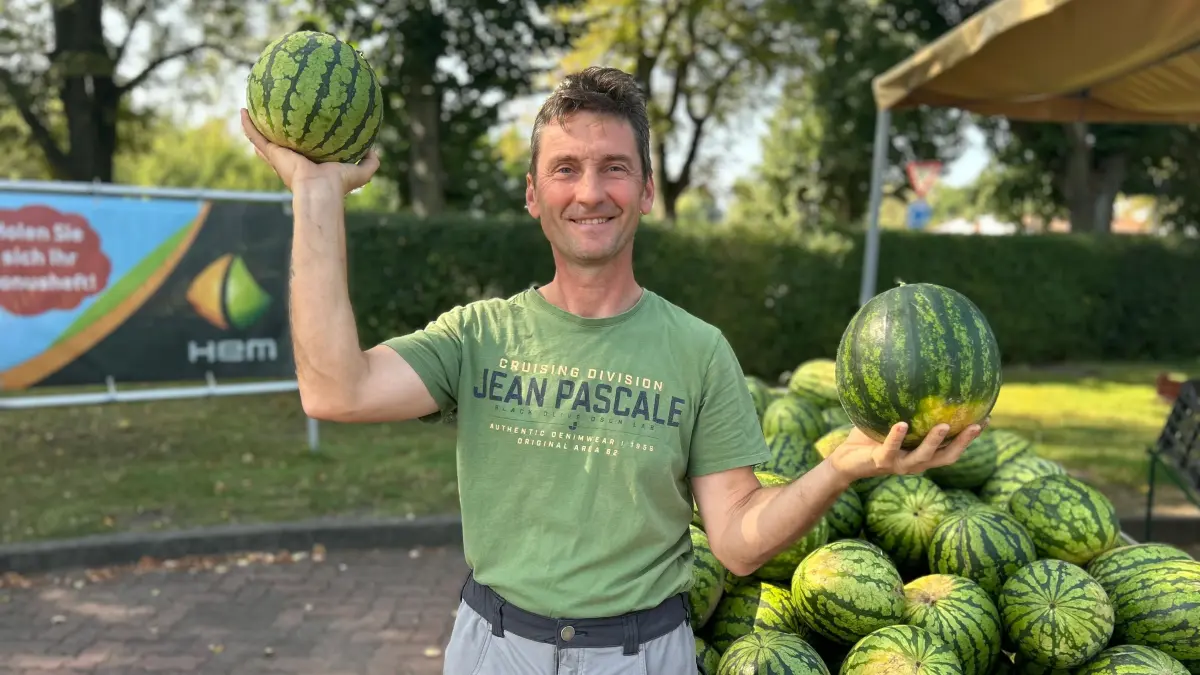 Attila Puszti baut Melonen an und verkauft sie an der Tankstelle in Velten.