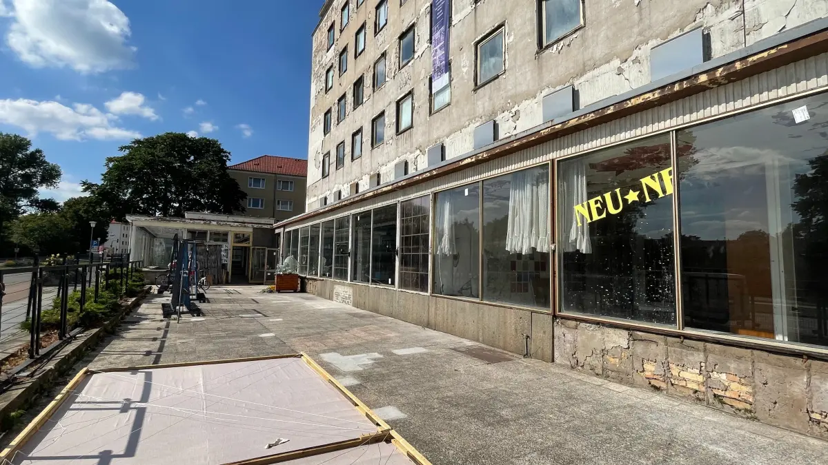 Die Fenster im Parterre des Hotel Lunik in Eisenhüttenstadt sind wieder zu sehen und nicht durch Bretter verstellt.