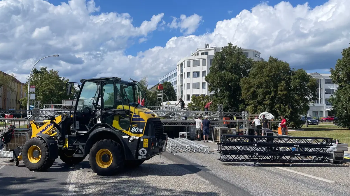 Auf dem Festgelände wird alles für das dreitägige Stadtfest in Eisenhüttenstadt vorbereitet. In der Beeskower Straße wird etwas die Hauptbühne aufgebaut.