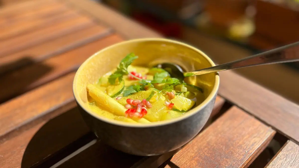 Aus den gelben Melonen aus Velten, die geschmacklich an Kürbis erinnern, wird ein gelbes Curry.