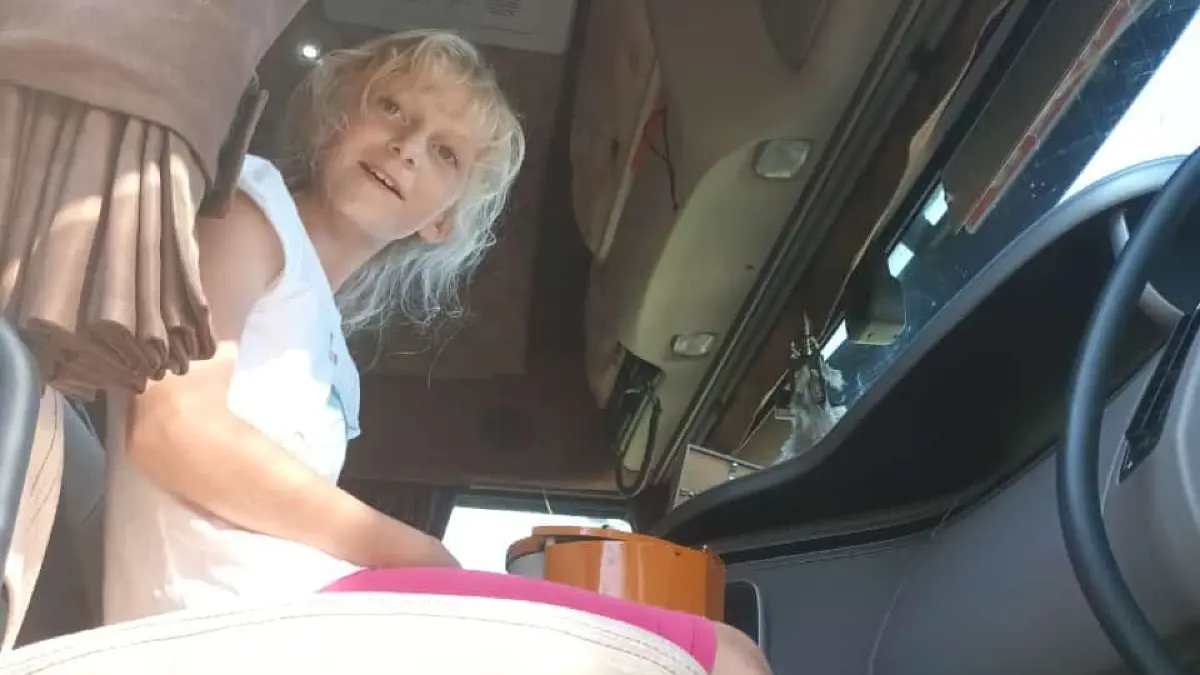 Pfadfinderin: Hanna (9) im Fahrerhaus des LKW mit Sattelauflieger, der sich wegen der Baustelle in Bliesdorf verirrt hatte.