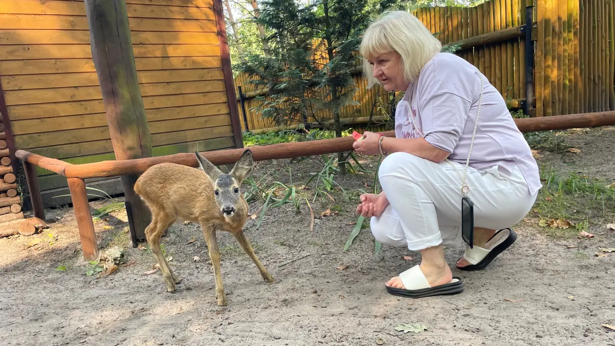 Parkmitarbeiterin Młagorzata mit einem der neusten Parkbewohner