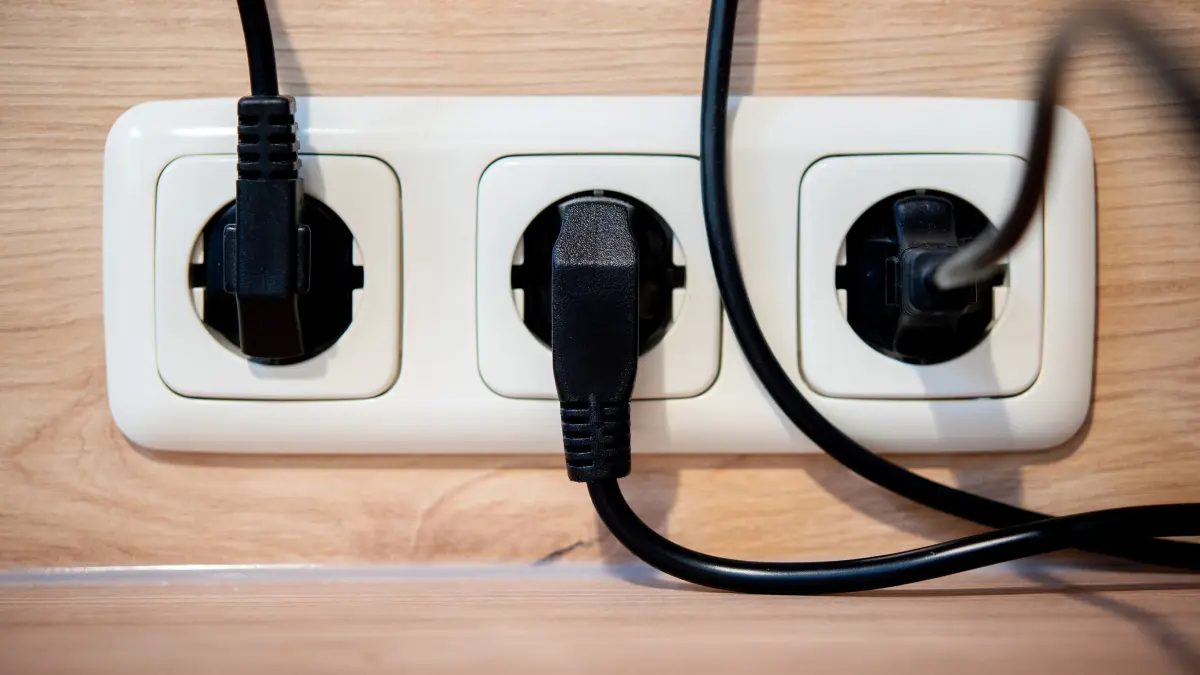Die Netzstecker mehrerer Küchengeräte stecken in einer Steckdose an einer Küchenzeile. (Zu dpa "Gaspreis ist gesunken - Strom ist teurer geworden") +++ dpa-Bildfunk +++