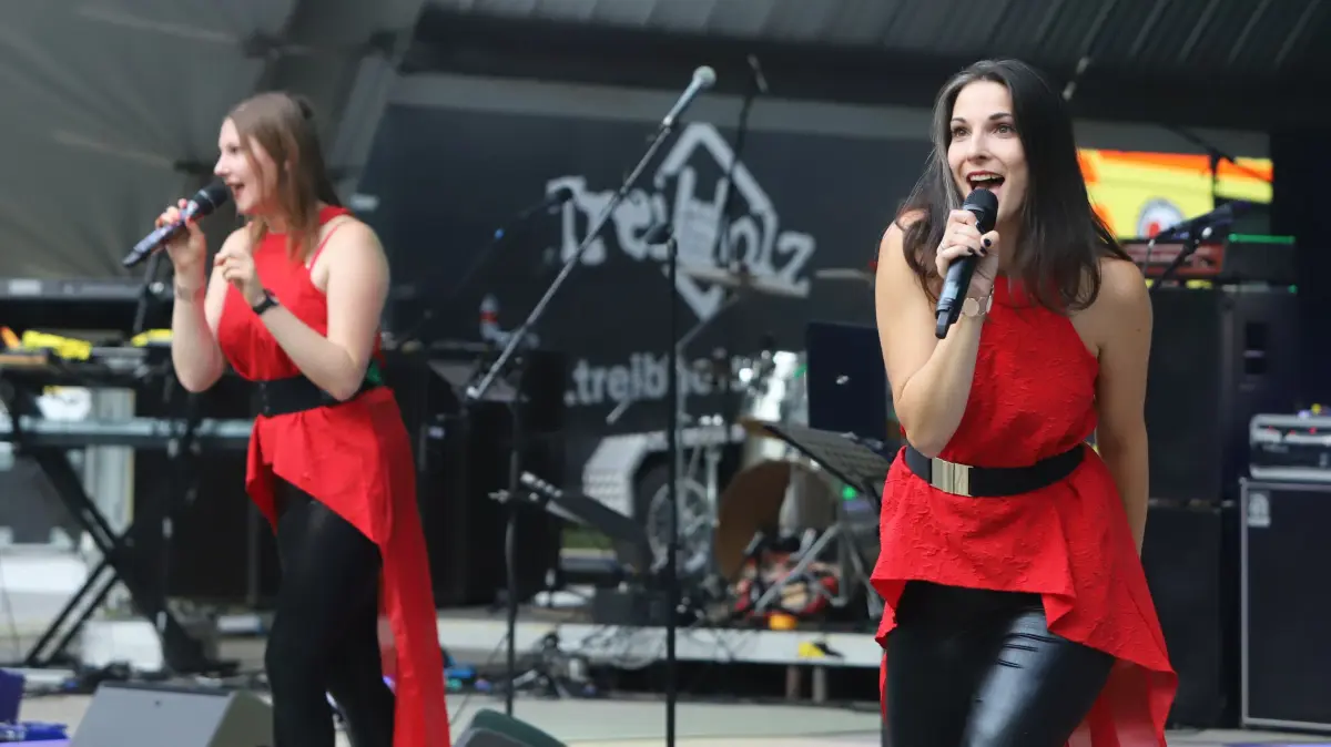 Festwoche Werk und Stadt 70+1 auf der Freilichtbühne: 11. August 2021 HÜTTE ROCKT - JenniKaa (Foto) , TREIBHOLZ, Krähe und Lead Pencil. JenniKaa sind 6 Vollblutmusiker aus Hütte. Jeder kommt aus einer anderen Musikszene. Zusammen ergibt das einen fetten Sound. Indie, Hardrock, Soul, Schlager und Musical sind nur einige der Genres der Musiker. Zur Rocknacht gibt es von JenniKaa u.a. ABBA über Queen bis hin zu Ugly Kid Joe auf die Ohren.