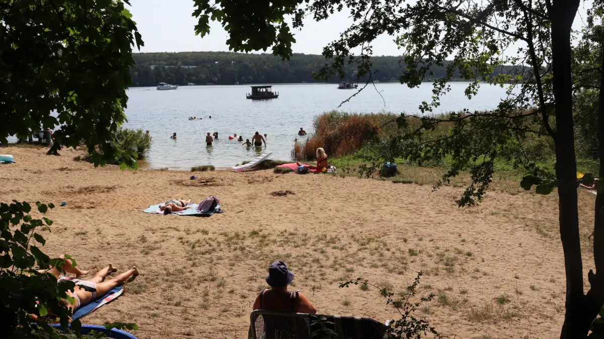Besonders idyllisch, von reichlich Grün umrahmt, ist die Badestelle "Am Film" in Woltersdorf am Kalksee.