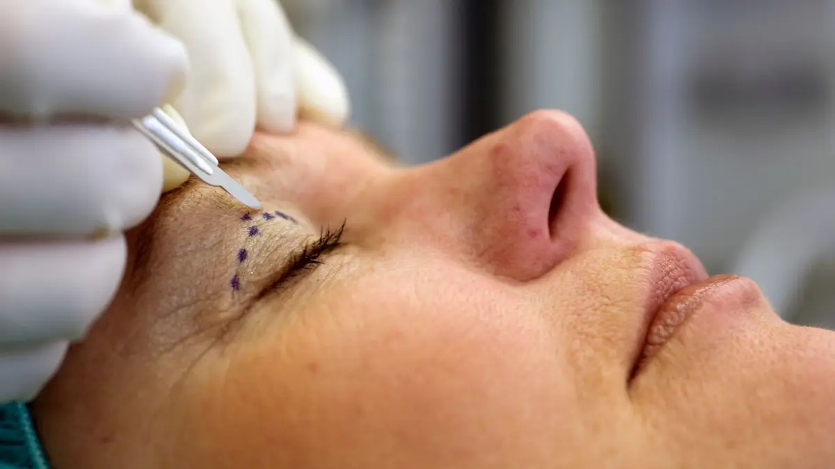 Ein Chirurg setzt ein Skalpell an