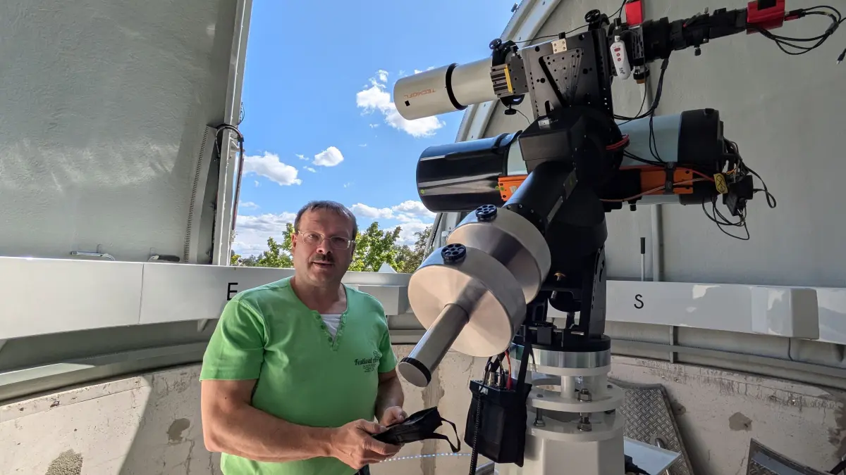 Sternwarte Bernau, Norbert Thron vom Astronomischen Zentrum Bernau am Teleskop in der Kuppel, 21.8.24