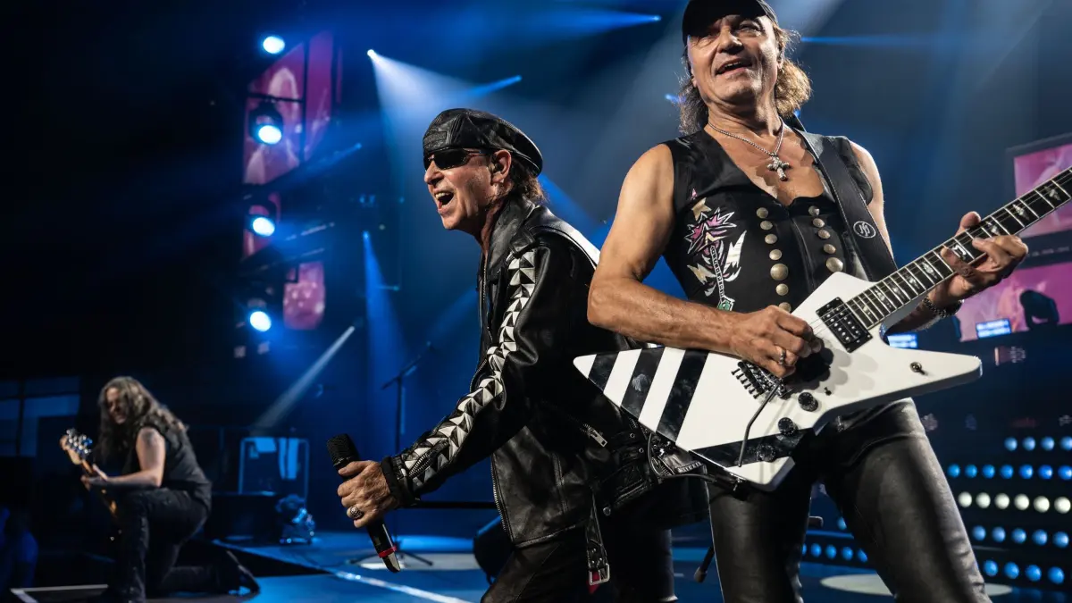 Matthias Jabs, Gitarrist der Scorpions: ARCHIV - 14.05.2023, Nordrhein-Westfalen, Dortmund: Auftaktkonzert der Deutschland-Tour «Rock Believer-World Tour» der deutschen Rockband Scorpions im Kongresszentrum Westfalenhallen Halle 3B. Paweł Mąciwoda (Bass, l-r), Klaus Meine (Gesang) und Matthias Jabs (Gitarre). Matthias Jabs, Gitarrist der Scorpions (hier an der Seite von Frontmann Klaus Meine) hat sich verletzt. (zu dpa: «Gitarrist verletzt: Scorpions sagen Konzerte ab») Foto: Bernd Thissen/dpa +++ dpa-Bildfunk +++