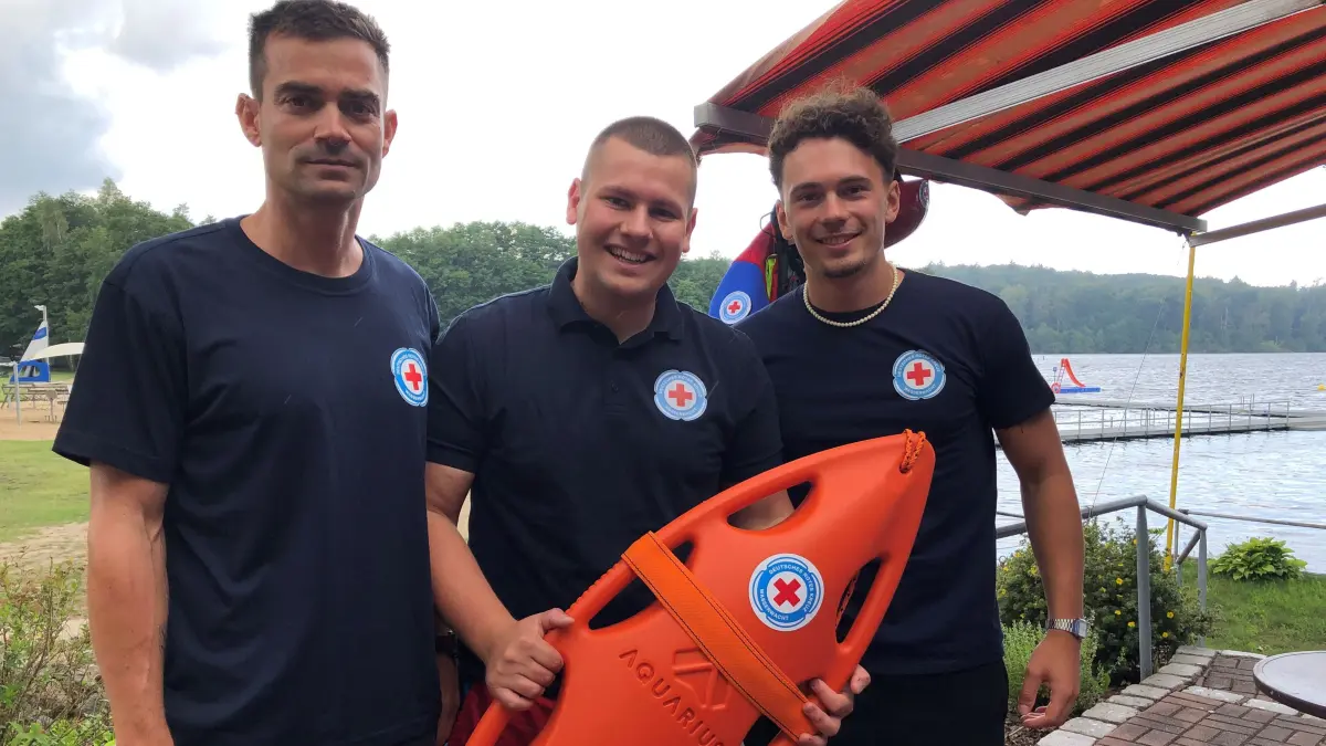 Die Rettungsschwimmer der DRK Wasserwacht sorgen im Strandbad am Wolletzsee in Angermünde für die Sicherheit der Badegäste. Von links: Bademeister Chris, Leiter der Wasserwacht Luis Bormann und Rettungsschwimmer Pippo Bandt.