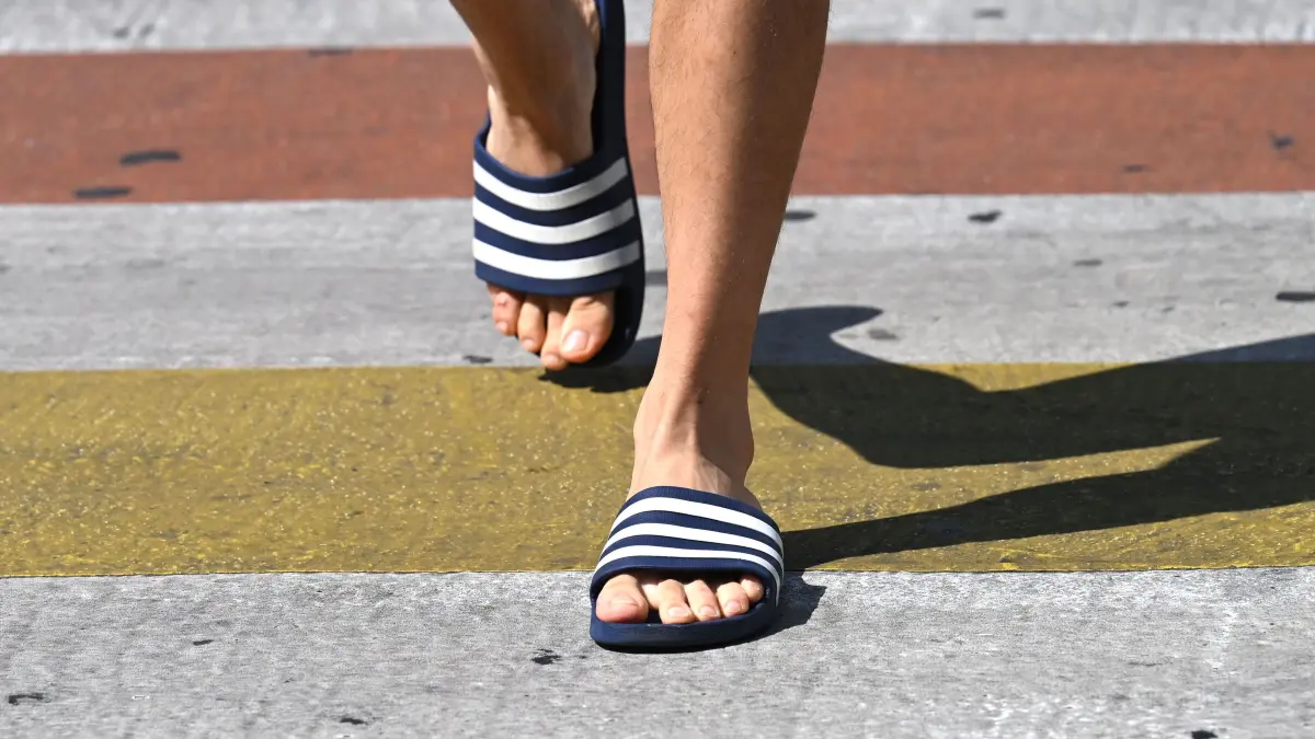 ABD0168_20240709 - WIEN - ÖSTERREICH: ++ THEMENBILD ++ Eine Person mit Badelatschen, aufgenommen bei hochsommerlichen Temperaturen in der Wiener Innenstadt. +++ dpa-Bildfunk +++