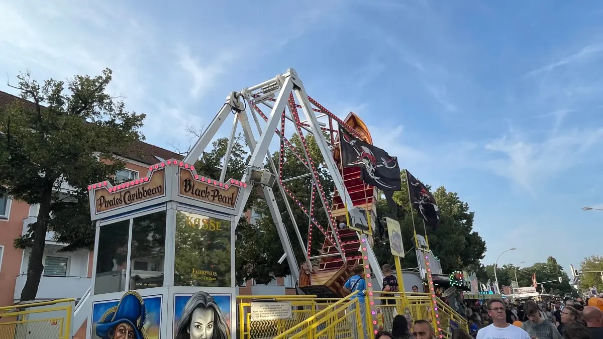 Die Schiffsschaukel ist neu auf dem Stadtfestgelände in Eisenhüttenstadt