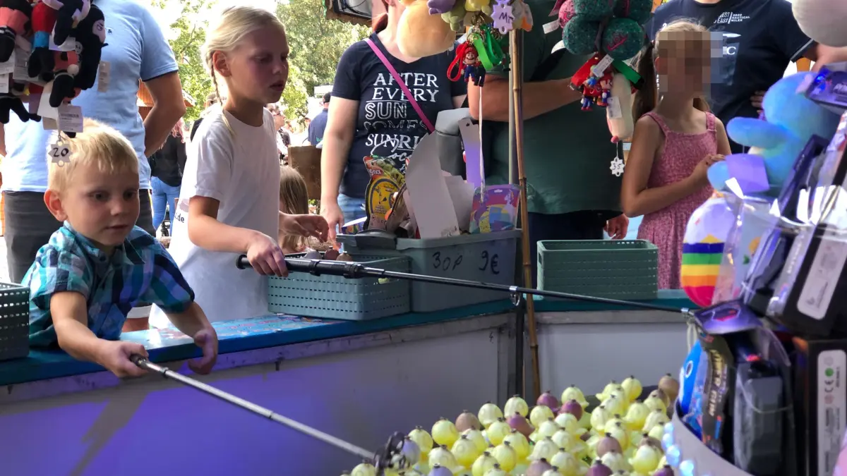 Lias und Louisa beim Entenangeln auf dem Stadtfest in Eisenhüttenstadt