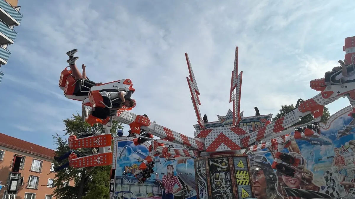Kopfüber in das Festvergnügen: Der Flyover wird beim Stadtfest in Eisenhüttenstadt seinem Namen gerecht