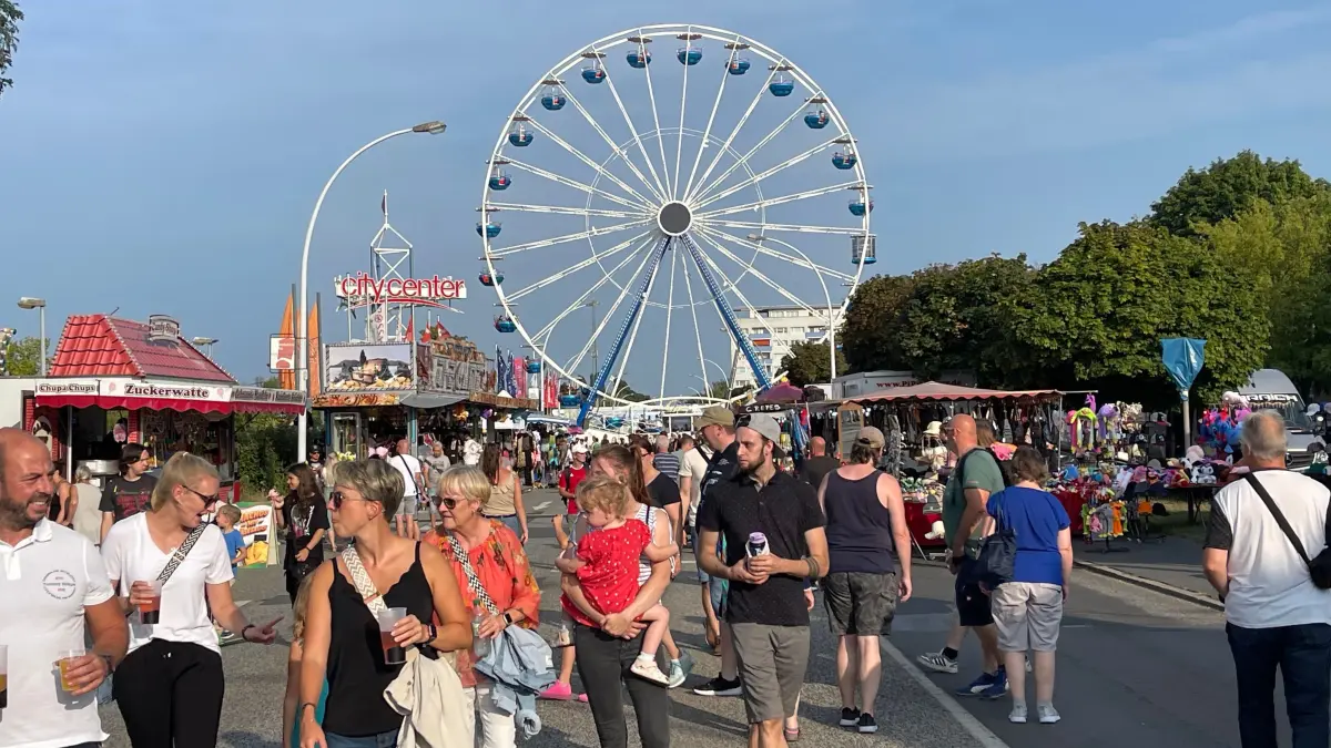 Das darf beim Stadtfest in Eisenhüttenstadt nicht fehlen: 35 Meter hoch ist das Riesenrad in der Beeskower Straße.