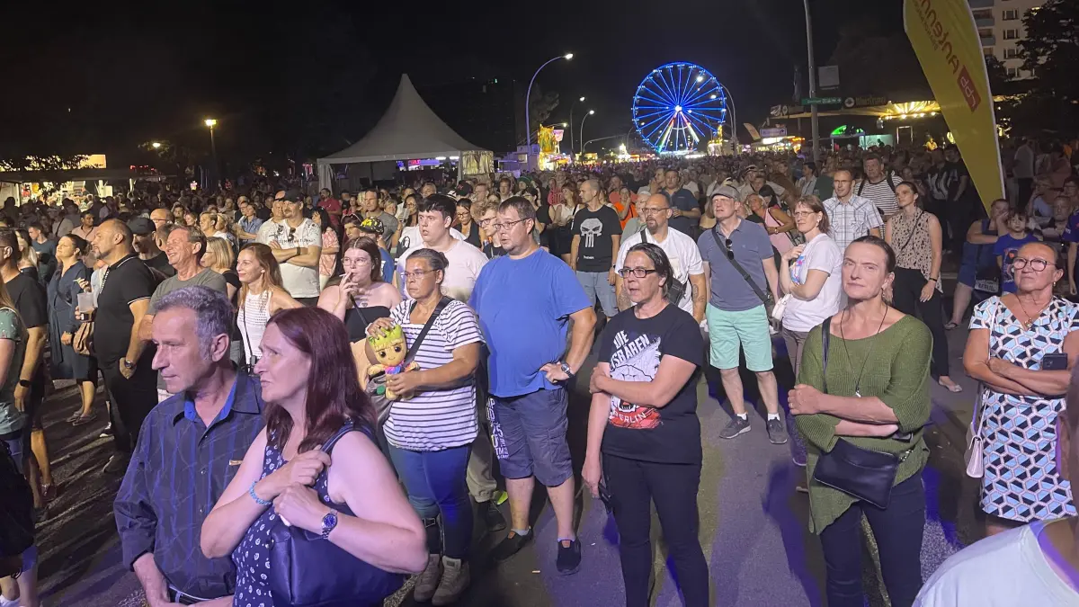 Fans beim Konzert von DJ Mark'Oh
